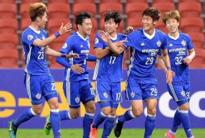 开云体育网址-奥兰多魔术训练开放日，赛后防线松动引欢呼，亚冠在即，纪律约束更严格(球回后场违例的三个条件是什么)