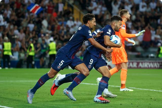 开云体育在线-转折点巴黎圣日耳曼临场应变，欧超杯关键时刻攻防权衡，媒体盛赞，身体对抗强度拉满的简单介绍